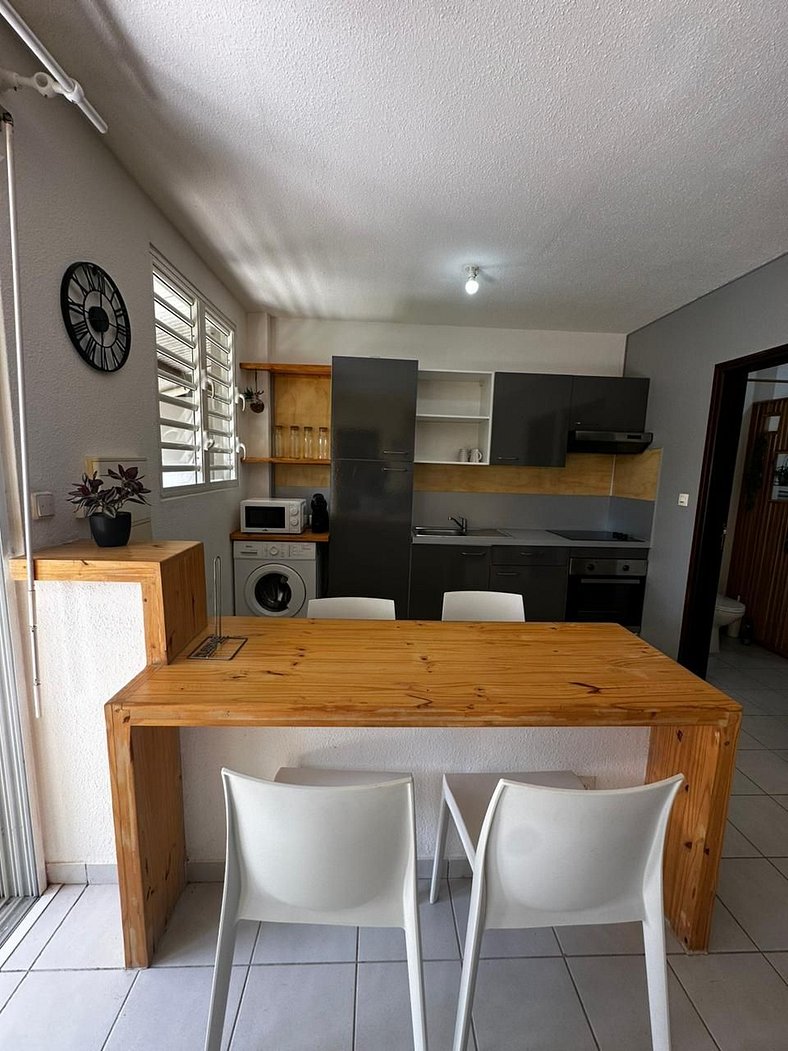 Appartement Cayenne Chic Design Élégant en Bois Tropical