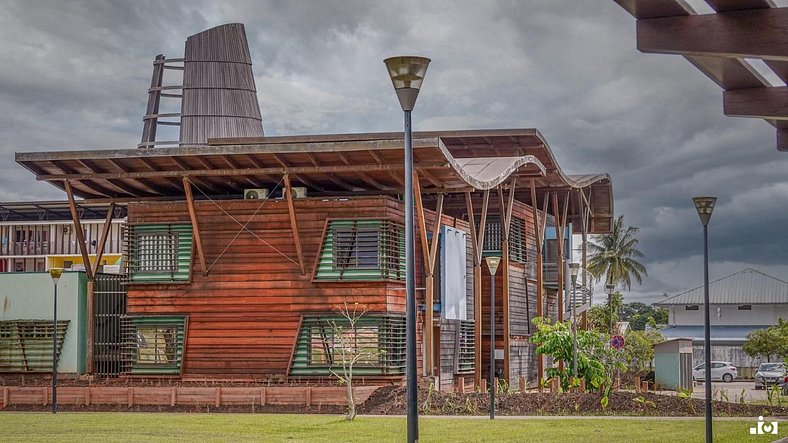 Appartement Cayenne Chic Design Élégant en Bois Tropical